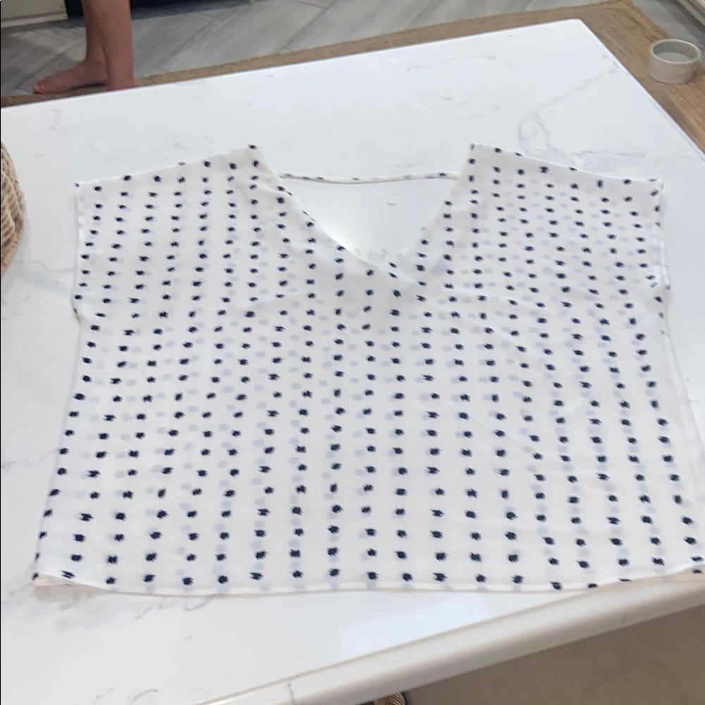 GET 4 $5  Forever 21 Black and White Cap Sleeve Crop Blouse
